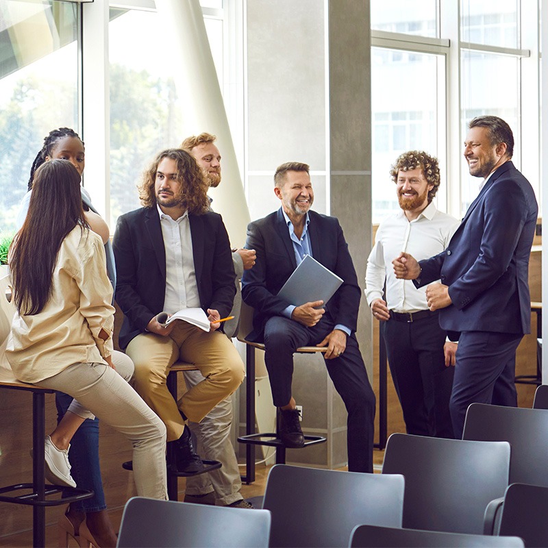 Ein Gruppe junger Unternehmer beim Netzwerken.