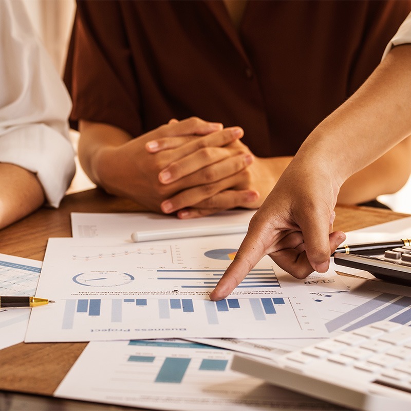 Mehrere Menschen arbeiten zusammen an Finanzplänen