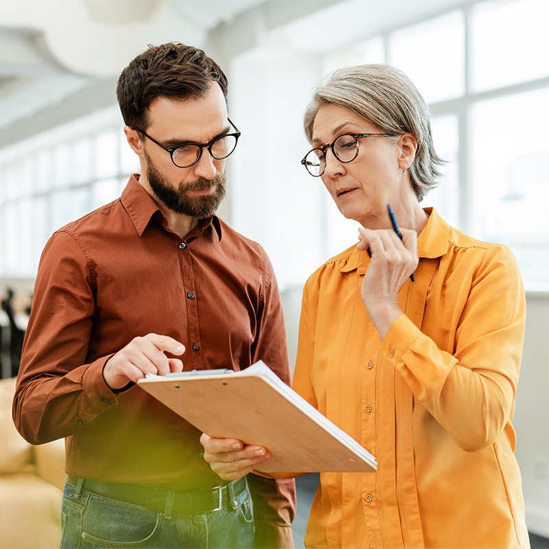Zwei erfahrene Start-up-Gründer besprechen Unterlagen.